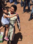 韩寒汽车拉力赛夺冠 女儿小野扎双马尾为其献花