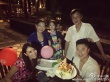 李小鹏生日全家福曝光 奥莉穿彩虹裙卖萌甜笑