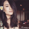 奧莉媽媽慵懶躺沙發(fā)秀美腿 穿比基尼身材火辣