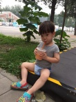 嗯哼穿小短裤坐路边喝饮料 杜江：美不美看大腿