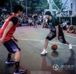 奶爸周杰伦抽空与好友打篮球 满脸胡茬显憔悴