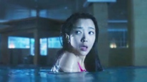 《恐怖游泳馆》预告 长发女鬼浮出水面吓坏众人