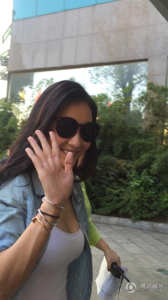 张柏芝录节目笑容满面 穿紧身t恤上围呼之欲出