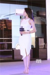 高圓圓甜美可人清新抵滬 素裙裸妝喚醒夏日清涼