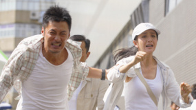 余文樂《謎城》街頭飆車 佟麗婭直面砍人被嚇呆