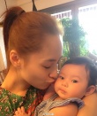 阿娇抱闺蜜郑希怡女儿合影 撅嘴亲亲母爱泛滥