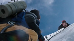 《绝命海拔》新预告 乔什·布洛林空中行走遭雪崩