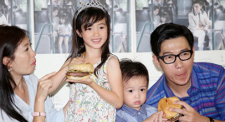 Poppy夏天和品冠兒子超萌亮相 現(xiàn)場PK愛的漢堡