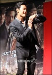 《暗杀》破816万人 李政宰拥抱百位影迷表达感谢