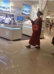 王菲穿寬袍平底鞋巴黎購物 近照露大肚被指懷孕