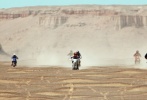 近日，由邵兵、彭波、董璇等主演的西部动作飙车大戏《心跳戈壁》正在全国热映，影片首次涉及摩托越野题材，惊险刺激的沙漠摩托狂飙，引发摩托车迷的热捧，也带动了新疆无人区的旅游热潮。
