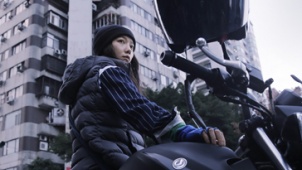 “桂香”飙车戏博眼球 王珞丹用替身开摩托引争议