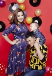 何洁怀二胎拍全家福写真 儿子小七宝逗趣抢镜
