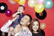 何洁怀二胎拍全家福写真 儿子小七宝逗趣抢镜