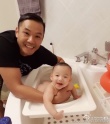 范瑋琪曬黑人給兒子洗澡照 父子同露開心笑容