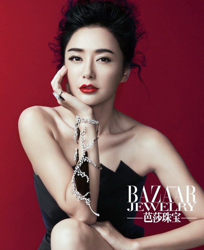 秦岚披婚纱登封面露香肩 性感蕾丝裙彰显古典美