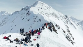 《绝命海拔》幕后拍摄直击 冰封雪山美丽又危险