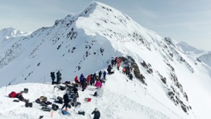 《绝命海拔》幕后拍摄直击 冰封雪山美丽又危险