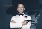 《007》曝光新海报 邦德穿“反差色”西装亮相