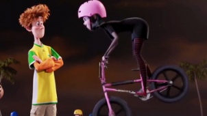 《精灵旅社2》精彩片段 德古拉之女玩转极限单车