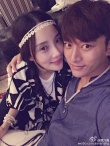 李小璐夫妇微博晒照秀恩爱 甜蜜依偎贾乃亮怀中