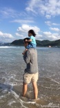 汪小菲曬照秀甜蜜 與大S及小玥兒海邊相依相偎