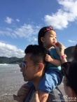 汪小菲晒照秀甜蜜 与大S及小玥儿海边相依相偎
