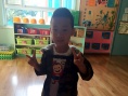 林永健首次送儿子上学自称幸福 大竣开心卖萌