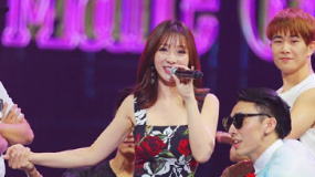 柳巖坐男模特性感開(kāi)唱 黑色鑲玫瑰魚(yú)尾裙顯嫵媚