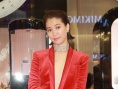 袁詠儀真空上陣罕見秀性感 穿紅色深V裝低至肚臍