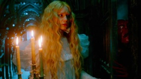 《猩紅山峰》精彩片花 米婭夜晚探索古堡邪魔現(xiàn)身