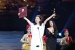 鄧家佳獲最佳女配角獎(jiǎng) 穿優(yōu)雅白裙登臺(tái)激動(dòng)領(lǐng)獎(jiǎng)