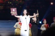 鄧家佳獲最佳女配角獎(jiǎng) 穿優(yōu)雅白裙登臺(tái)激動(dòng)領(lǐng)獎(jiǎng)