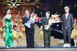 张良、王晓棠捧终身成就奖 老艺术家获全场掌声