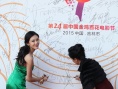 王姬攜女同臺(tái)亮相金雞紅毯 黑衣綠裙各具魅力