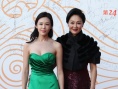 王姬攜女同臺(tái)亮相金雞紅毯 黑衣綠裙各具魅力