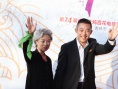 侯勇呂中亮相金雞獎(jiǎng)紅毯 二人向觀眾揮手致意
