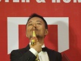 张涵予喜得最佳男主亮相后台 亲吻奖杯难掩激动