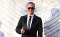 《戰(zhàn)狼》劇組亮相紅毯 黑超吳京霸氣外露信心十足