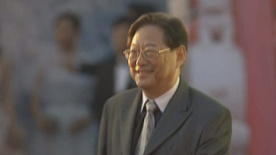 吴思远亮相红毯 身穿灰色西装微笑与影迷互动