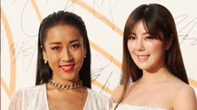 吉克雋逸攜手趙奕歡亮相紅毯 青春靚麗揮手致意