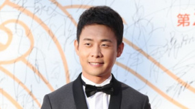 《親愛的》劇組亮相紅毯 張譯西裝革履帥氣登場