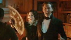 《猩紅山峰》幕后拍攝直擊 抖森查斯坦片場嬉鬧