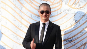 《戰(zhàn)狼》劇組亮相紅毯 黑超吳京霸氣外露信心十足