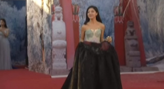 邓家佳一改可爱本色 性感抹胸配黑纱长裙优雅亮相