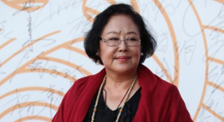 斯琴高娃老師亮相紅毯 笑容優(yōu)雅與粉絲親切揮手
