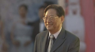 吳思遠亮相紅毯 身穿灰色西裝微笑與影迷互動