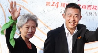 《闖入者》劇組亮相紅毯 呂中優(yōu)雅登場(chǎng)氣場(chǎng)十足