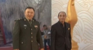 《百團大戰(zhàn)》劇組亮相紅毯 寧海強陶澤如軍裝帥氣