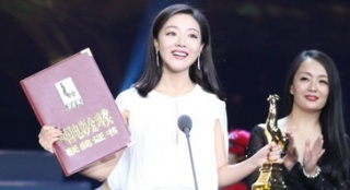 邓家佳《全民目击》获最佳女配 激动万分感谢爱人